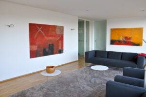 Moderne Sofas und Wanddekoration