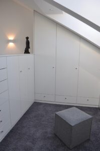 Wandschrank und Kommode